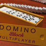 Sárga doboz, benne fekete pöttyökkel ellátott dominók és egy Domino Block Multiplayer felirat, háttérben eldőlt dominók