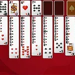 Piros háttér előtt kártyalapok különböző oszlopokban rendezve