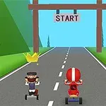 Három rajzfilmszerű figura triciklin indul egy versenypályán az indító vonalnál, körülöttük fák és az úton egy korona lebeg