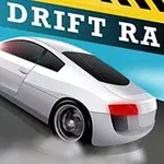 Fehér sportautó driftel egy pályán kék ég és fekete-sárga csíkozású háttér előtt