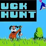 Kutyás figura kacsával a fűben, háttérben fák és repülő kacsák, a DUCK HUNT felirattal