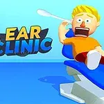 Színes, rajzfilmszerű figura fekszik egy kék székben, miközben egy óriás fülpucoló közeledik a füléhez, háttérben a Ear Clinic felirat látható