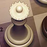 Fehér és barna sakkfigurák egy sakktáblán közelről, ahol az egyik fehér bábu díszes koronával rendelkezik