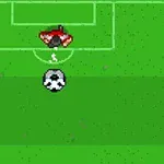 Zöld futballpálya közepén egy focilabda, bal oldalon és a kapunál két játékos pixelgrafikával