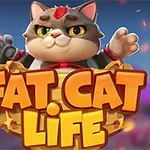Egy rajzfilmszerű, kövér macska látható egy faládában, a háttérben színes, elmosódott elemekkel, alatta a Fat Cat Life felirattal