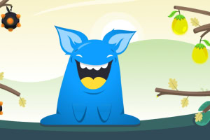 Egy kék, vidám szörnyeteg középen, mosolygó arccal, körülötte fák sárga gyümölcsökkel és tüskés, fekete gömbökkel