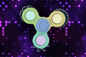Háromágú, fogaskerekekkel ellátott, színes fidget spinner lila és fekete háttéren