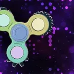 Háromágú, fogaskerekekkel ellátott, színes fidget spinner lila és fekete háttéren