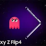 Egy lila háttér előtt egy rózsaszín, rajzolt szellemfigura látható, mellette egy részben kinyitott Samsung Galaxy Z Flip4 telefon, alul pedig a telefon neve
