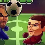 Két rajzfilmszerű figura egy zöld focipályán néz szembe egymással, közöttük egy lebegő focilabdával