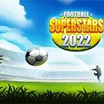 Egy futballpályát ábrázoló kép, ahol egy labda közeledik a kapu felé, háttérben egy játékossal és a Football Superstars 2022 felirattal