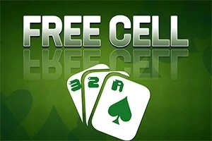 Zöld háttér előtt három játékkártya látható, amelyek közül az egyiknél treff ász látható, fölöttük nagy betűkkel FREE CELL felirat
