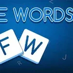 Kék háttér előtt két fehér csempe látható egy F és egy W betűvel, valamint az FREE WORDS felirat