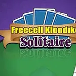 Kék hátlapú kártyák és Freecell Klondike Solitaire felirat lógnak egy zöld asztalon, háttérben lila színnel
