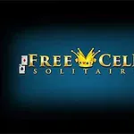 A Free Cell Solitaire felirat sárga betűkkel egy fekete háttér előtt, kártyalapokkal a szöveg körül