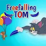 Tom zuhan lefelé, miközben Jerry léggömbökbe kapaszkodik egy kék háttér előtt, ahol a Freefalling Tom felirat és kék tollak láthatók