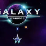 Űrhajó repül egy lila bolygó előtt látható kékes háttérrel, miközben a GALAXY WARRIORS felirat jelenik meg felette