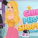 Rajzolt szőke lány rózsaszín ruhában és a Girls Photo Shopping DressUp felirat, stúdió háttérrel és reflektorokkal