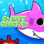 Rózsaszín cápa nagy szemekkel úszik kék háttéren, körülötte piros aknák és a Go BABY SHARK Go felirat látható