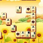 Mahjong lapok napraforgókkal teli mező fölött, háttérben felhős égbolt és dombok