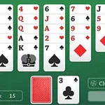 Kártyalapok sorozata asztalon elrendezve, zöld háttérrel és bal alsó sarokban a Cards Left felirat 15-ös számmal