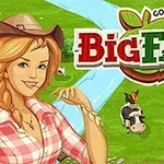 Egy szőke nő cowboykalapban, kockás ingben mosolyog, háttérben tehenek és zöld mező látható egy folyóval