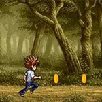 Egy rajzfilmszerű fiatal fiú kék farmerben és fehér pólóban szalad egy erdős területen, amelyet sűrű fák és aljnövényzet vesz körül, miközben két aranyérme lebeg előtte