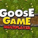 Zöld füves háttér közepén egy barna ösvény található, rajta nagy fehér és sárga betűkkel a Goose Game Multiplayer felirat olvasható