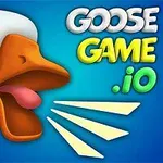 Egy fehér liba nyitott csőrrel áll kék háttér előtt, mellette színes GOOSE GAME 