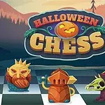 Színes sakktáblára helyezett halloween témájú bábuk, háttérben sötét erdővel és Halloween Chess felirattal