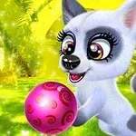 Rajzfilmszerű kutya hatalmas szemekkel egy rózsaszín labdával játszik egy zöld, napsütéses háttér előtt