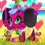 Egy rózsaszín, csíkos elefánt sapkában és virággal díszítve, szív alakú háttérrel és virágos környezetben egy tengerparton