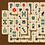 Több rétegben elrendezett mahjong lapkák különböző mintákkal és szimbólumokkal