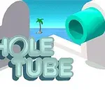 3D „HOLE TUBE” felirat lebeg a fehér platform felett, háttérben türkizkék csővel és távoli szigeten egy pálmafával