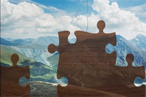 Felhős, hegyvidéki táj részben átlátszó puzzle-darabokkal