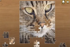 Egy részben összeállított puzzle egy macska arcképével, hiányzó darabokkal egy fából készült felületen