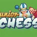Zöld háttér előtt egy gyerekbarát sakk témájú illusztráció, benne egy lovagolt ló, egy mosolygós püspök figura és a “Junior Chess” felirat