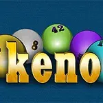 Színes golyók számokkal és a keno szó arany betűkkel egy kék háttér előtt