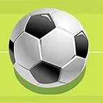 Fekete-fehér futball-labda egy zöld pálya háttérrel