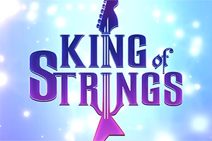 A King of Strings felirat színes, csillogó háttér előtt, amely egy gitár alakját formálja