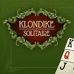 Zöld háttér előtt játszótéri kártyák láthatók, melyek közé tartozik a király, dáma, bubi káró, pikk ötös és treff négyes, mellettük egy díszes, klasszikus felirattal