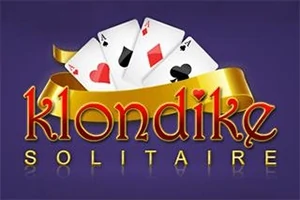 Négy kártyalap, köztük kőr ász és pikk király, arany szalag előtt, lila háttéren, alatta a Klondike Solitaire felirat