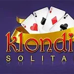Négy kártyalap, köztük kőr ász és pikk király, arany szalag előtt, lila háttéren, alatta a Klondike Solitaire felirat