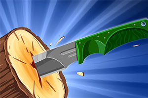 Egy zöld markolatú kés belevágódik egy farönkbe, miközben farönk szilánkok repülnek szét