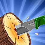 Egy zöld markolatú kés belevágódik egy farönkbe, miközben farönk szilánkok repülnek szét