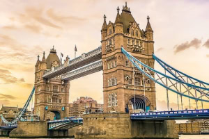 A Tower-híd látványa Londonban, naplemente idején, a Temze felett