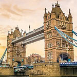 A Tower-híd látványa Londonban, naplemente idején, a Temze felett