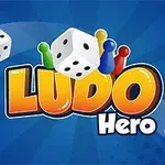 Dobókockák és színes bábuk láthatók egy kék háttér előtt a Ludo Hero felirattal