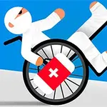Egy kötésekkel borított figura tolókocsiban dől hátra, miközben piros egészségügyi láda van az ölében, világos háttérrel