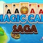 Kártyalapok és egy koronás lap látható egy folyó előtt hajóval és szigettel, a „Magic Card Saga” felirattal